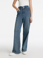 A lady wears full-length jeans in grunge style.